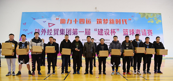 11中共富平縣委常委、政法委書記杜銀虎為第二名獲獎(jiǎng)隊(duì)頒獎(jiǎng)_副本.jpg